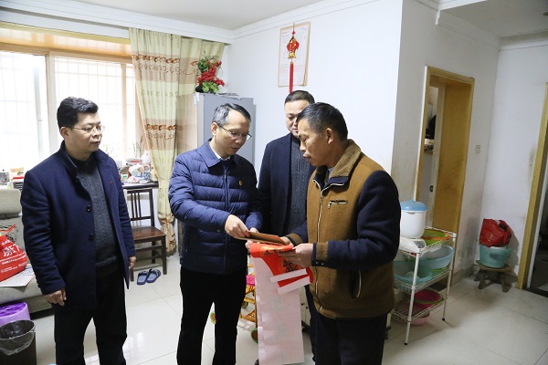 走访慰问困难群众.jpg 走访慰问困难群众.jpg