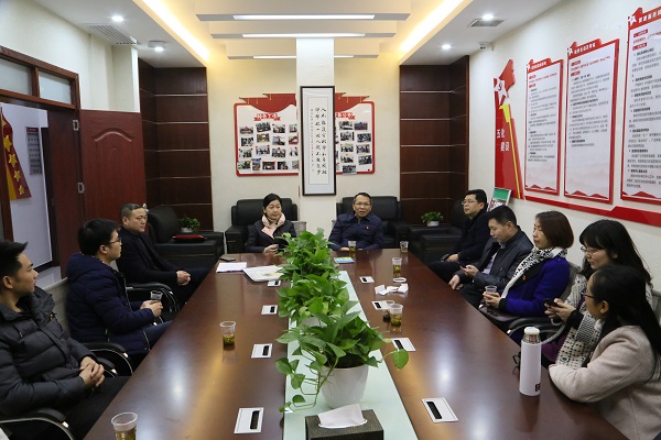 召开流动党员社区服务座谈会.jpg 召开流动党员社区服务座谈会.jpg